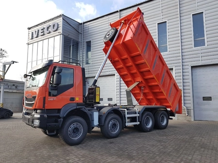 Нові самоскиди IVECO TRAKKER готові до відвантаження